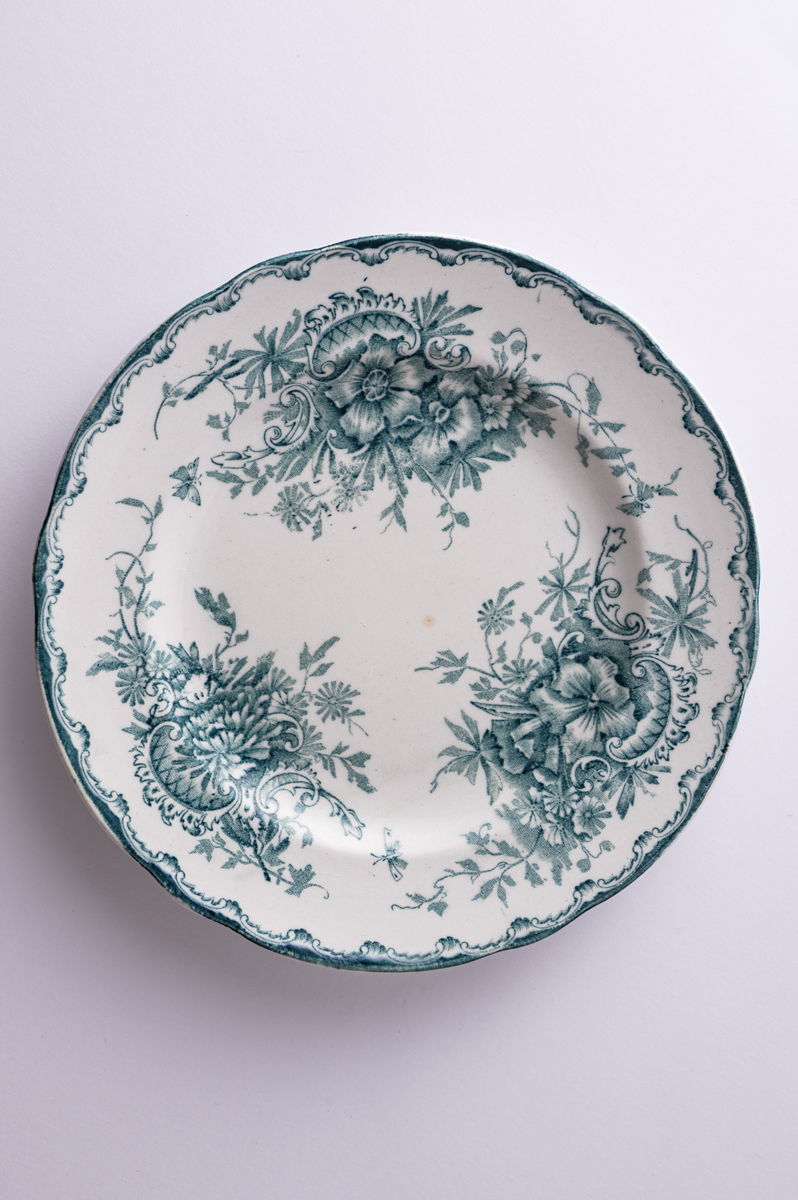 Stunning Porcelain Plate - Image 2